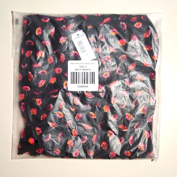 ❤️NWT TORRID BRALETTE - POWER MESH LINING - LACE TRIM ADJUSTABLE KISS LIPS PRINT - Picture 5 of 7